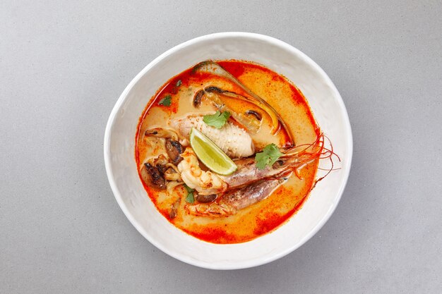 tom yam, crevettes et poisson à la sauce tomate aux herbes et citron vert, soupe de fruits de mer