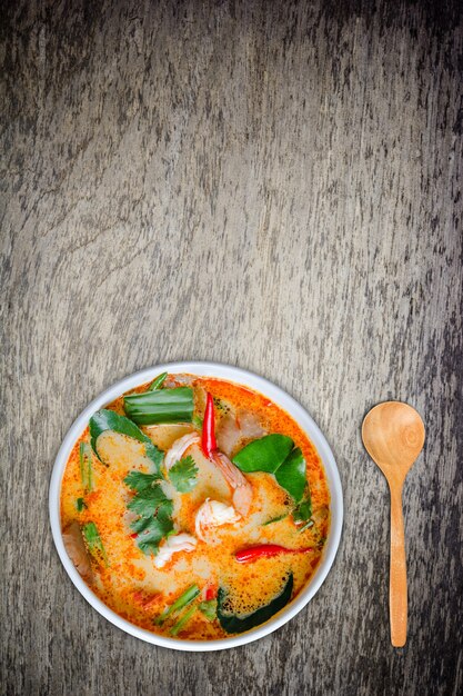 Tom yam kong ou Tom yum, Tom yam est une soupe épicée claire typique en Thaïlande