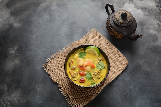 Tom Yam Kung Soupe Thaï épicée aux crevettes