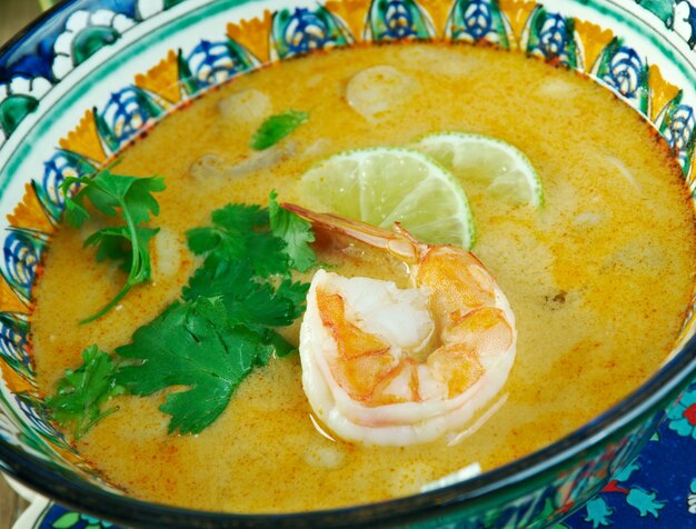 Tom yum goong nourriture épicée. cuisine thaïlandaise