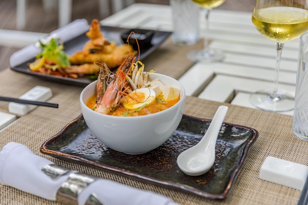 Tom Yum Goong ou soupe de crevettes soupe aigre épicée cuisine traditionnelle en Asie. Dessus de table gastronomique