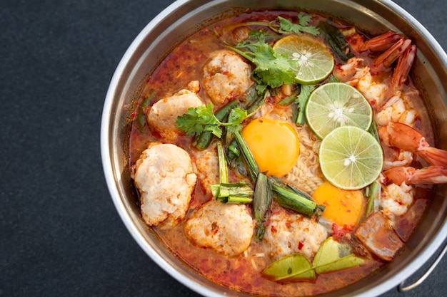 Photo tom yum goong soupe feu pot cuisine traditionnelle asiatique de thaïlande