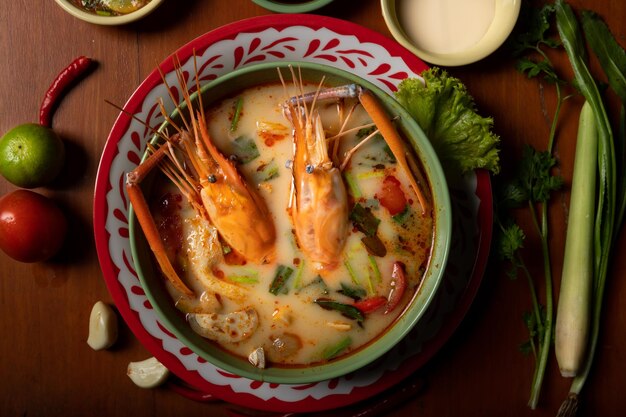 Tom Yum Kung et extra sur la table en bois