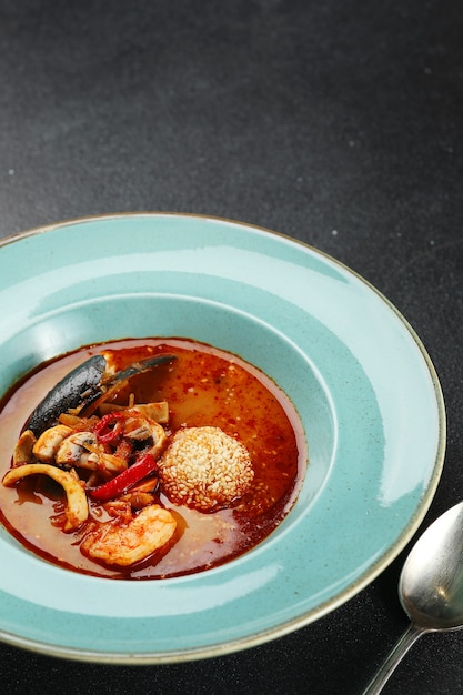 Tom yum kung soupe traditionnelle thaïlandaise au lait de coco épicé asiatique avec crevettes. Tom miam goong gros plan.