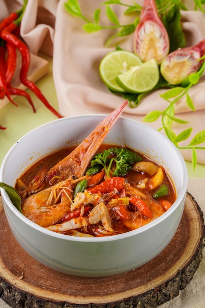 Tom yum ou tom yam est un type de soupe thaïlandaise aigre-douce généralement cuite avec des crevettes crevettes