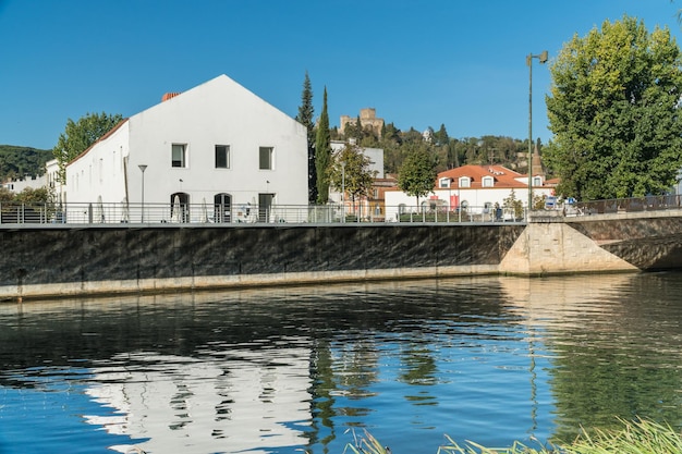 TOMARPORTUGAL 24 OCTOBRE 2017 Riverside sur la rivière Nabao à Tomar Portugal