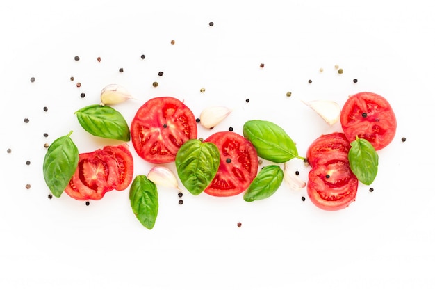 tomate, ail et basilic. Vue de dessus