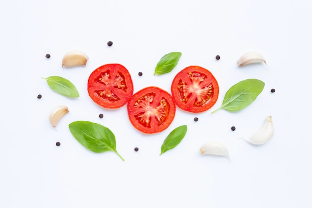 Tomate, Ail, Poivre Et Basilic Isolé Sur Blanc