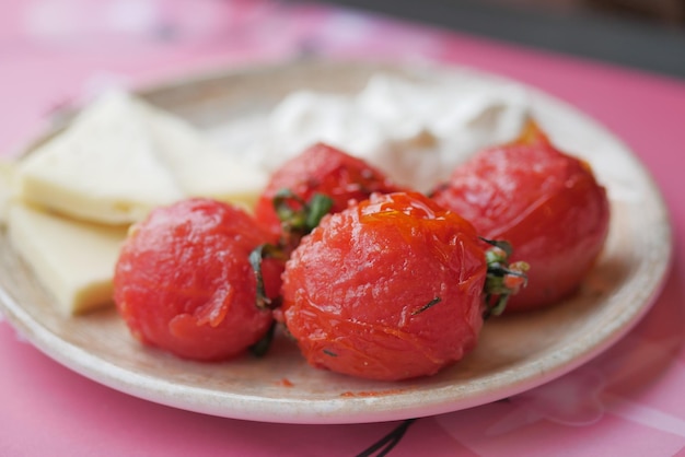 Tomate au four et poivron sur assiette