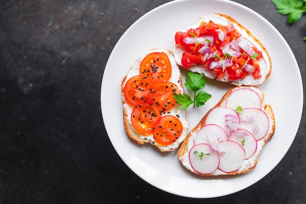 Tomate aux légumes bruschetta, fromage à la crème de radis portion de cuisine collation repas