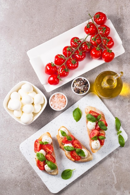 Tomate basilic et fromage mozzarella bruschetta caprese fraîchement préparée