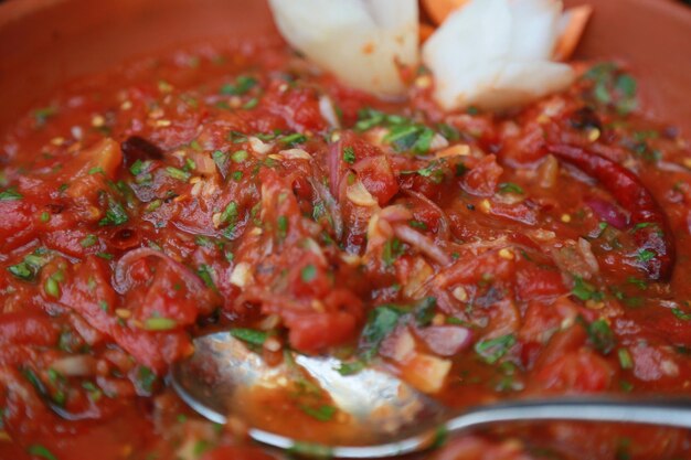 Tomate Bhorta Tomate Vorta ou tomate chutney est un aliment délicieux traditionnel indien ou bangladais