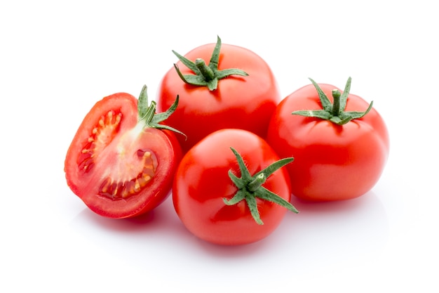 Tomate sur blanc isolé