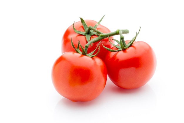 Tomate sur blanc isolé