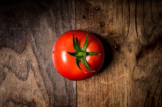 tomate sur bois