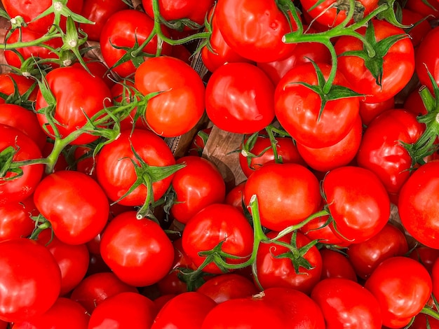 tomate branche verte tomates cerises marché de fruits magasin repas sain régime alimentaire collation sur la table