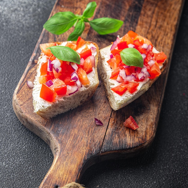 Photo tomate bruschetta sandwich au basilic collation légumes repas sain nourriture collation régime alimentaire sur la table