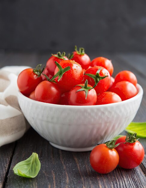 tomate cerise dans le bol