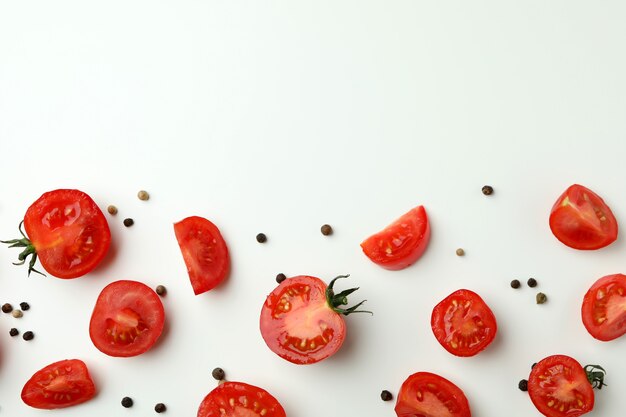 Tomate cerise fraîche sur blanc