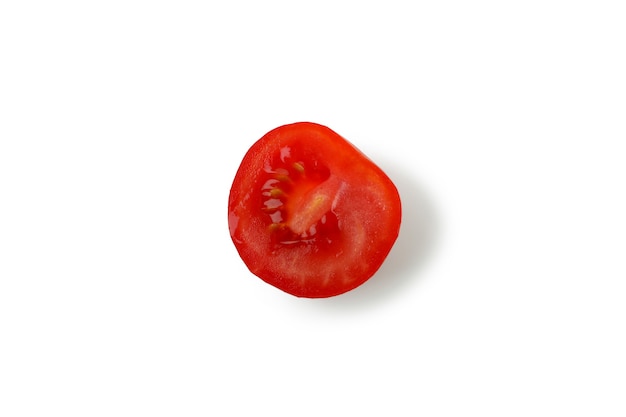 Tomate cerise fraîche isolée sur blanc