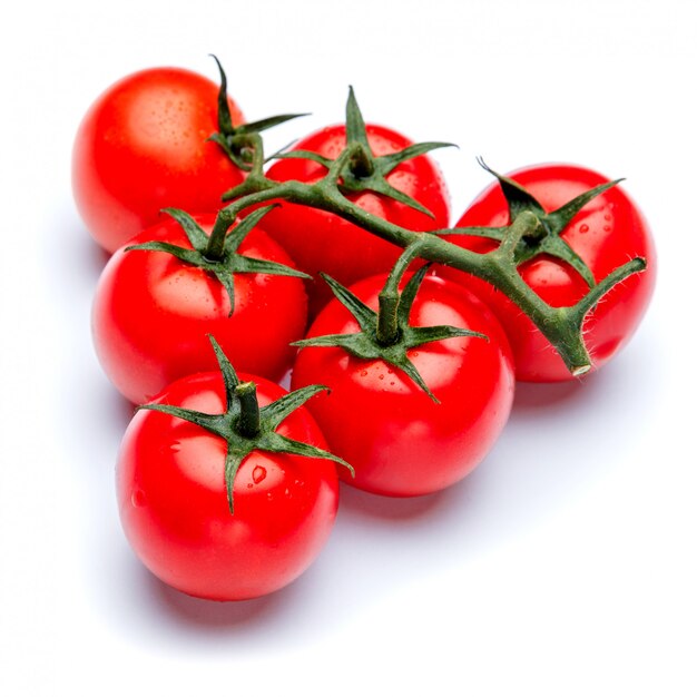 Tomate cerise fraîche isolée sur blanc