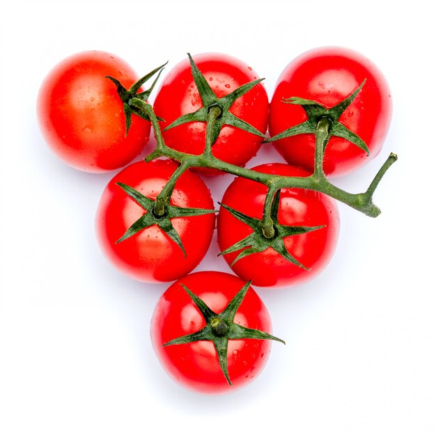 Tomate cerise fraîche isolée sur blanc