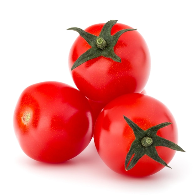 Tomate cerise fraîche isolée sur la découpe de fond blanc