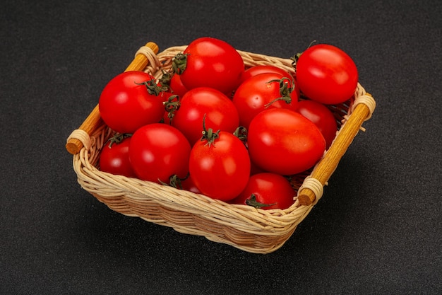 Tomate cerise juteuse mûre dans le bol