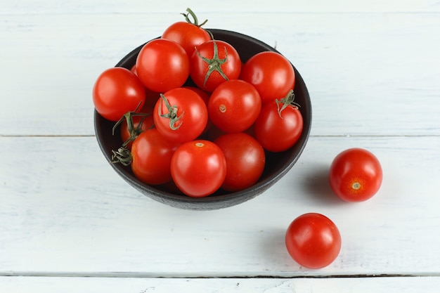 Tomate cerise rouge dans un bol