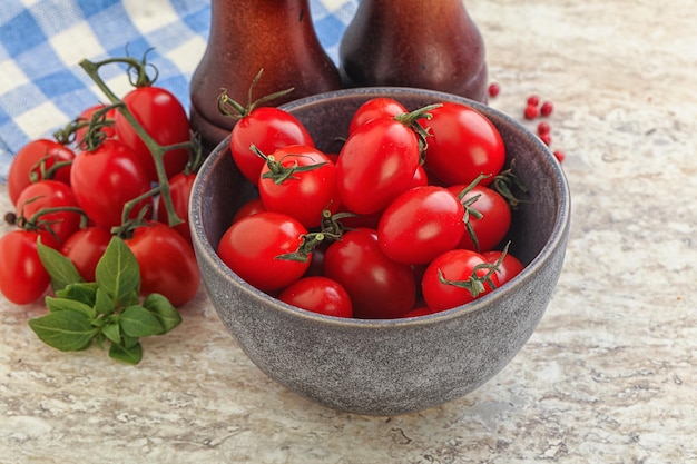 Tomate à la cerise rouge et douce dans le bol