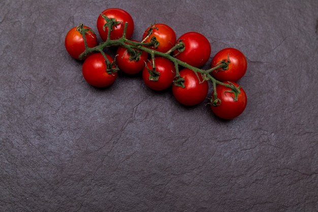 Tomate cerise rouge sur une pierre