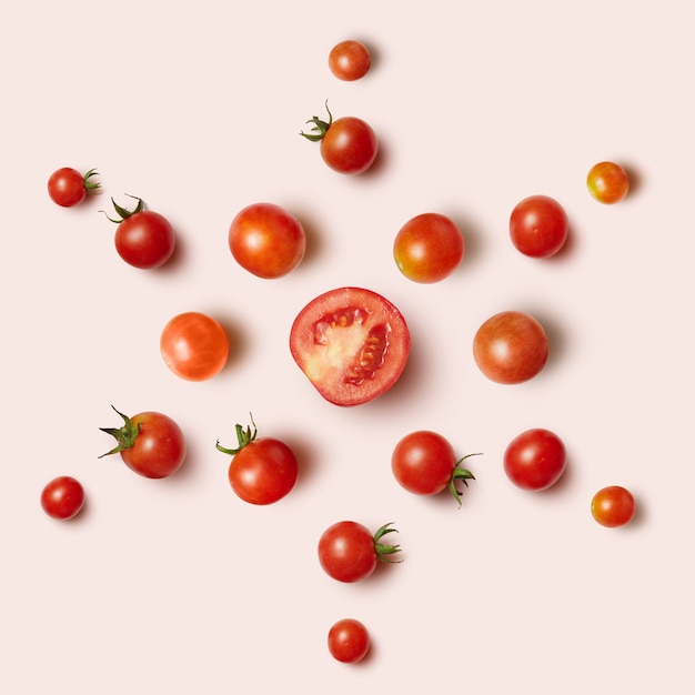 Tomate cerise sous la forme du soleil isolé sur beige