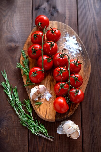 Tomate cerise sur table en bois