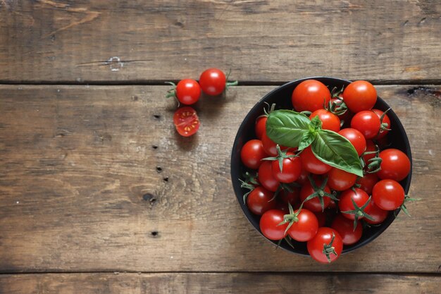 Tomate cerise ou tomates cerises fraîches mûres rouges