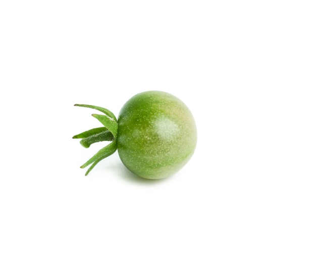 Tomate cerise verte isolée sur blanc