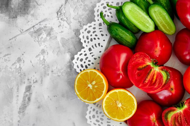 Tomate et concombre sur la table sur blanc