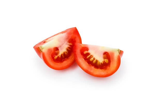 Tomate avec coupé en deux isolated on white