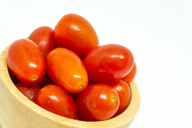 tomate dans un bol en bois.