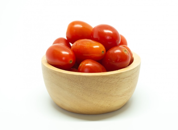 tomate dans un bol en bois.