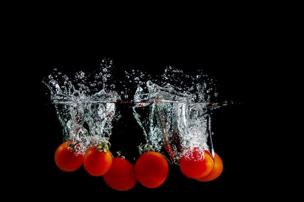 Tomate dans les éclaboussures d'eau