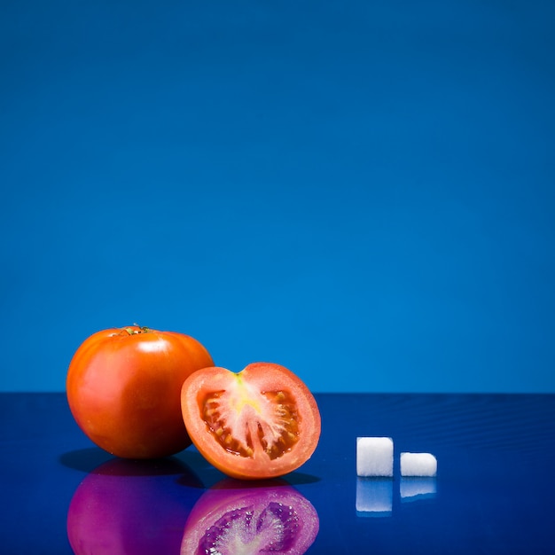 Une tomate et demi et du sucre