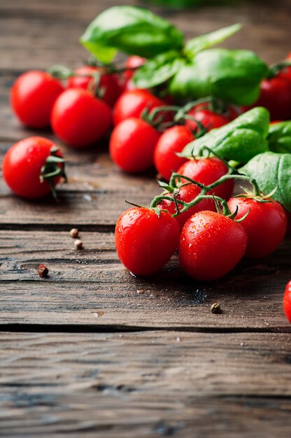 Tomate douce fraîche et basilic vert sur la table vintage