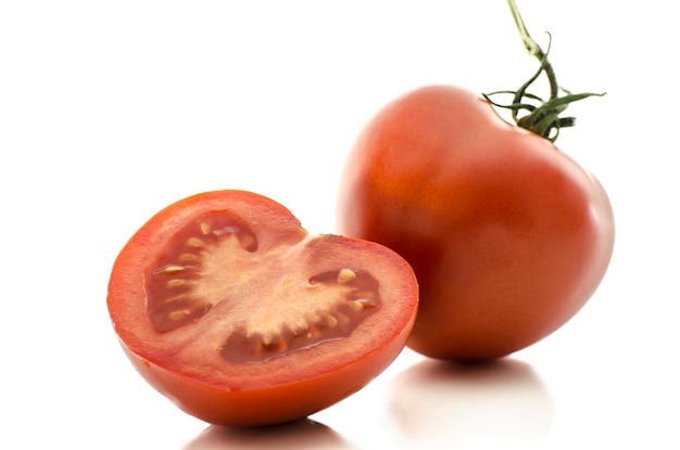 Tomate entière et tranche de tomate