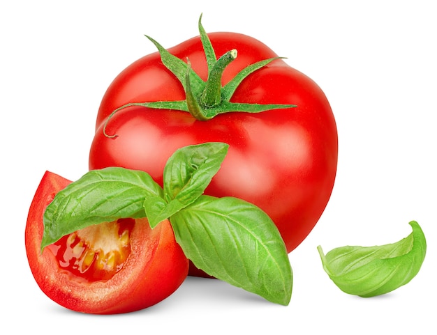 Une tomate entière et tranche en tranches avec des feuilles de basilic sur fond blanc isolé