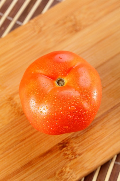 tomate sur fond de bois