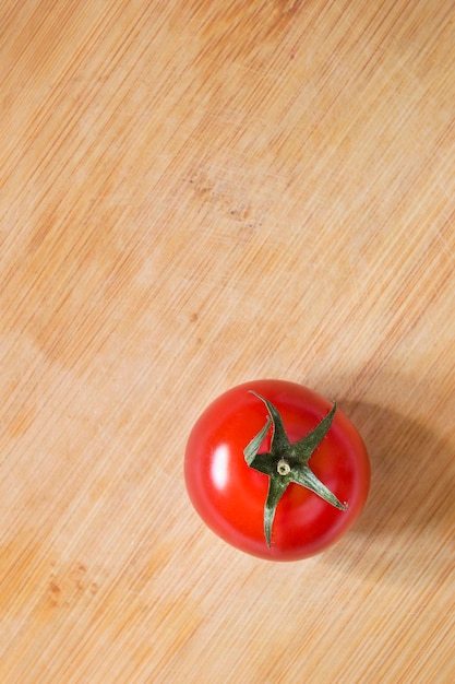 Tomate sur fond de bois