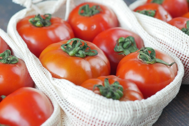 Tomate fraîche dans un sac à provisions réutilisable sur table