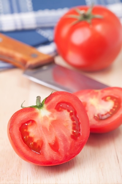 Tomate fraîche sur fond blanc