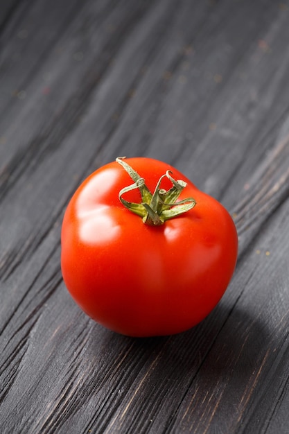 Tomate fraîche sur un fond en bois foncé