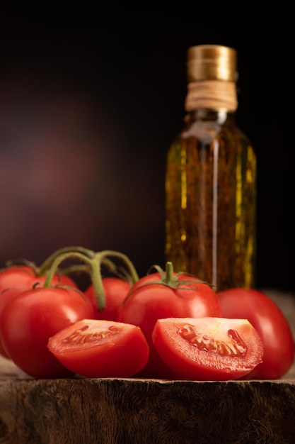 Tomate fraîche et huile d'olive sur la table en bois